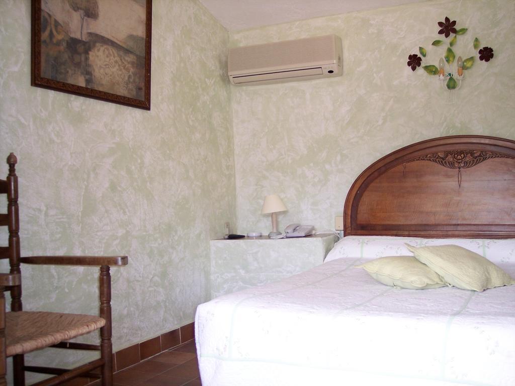 La Pierrerie Hotel Grimaud Room photo